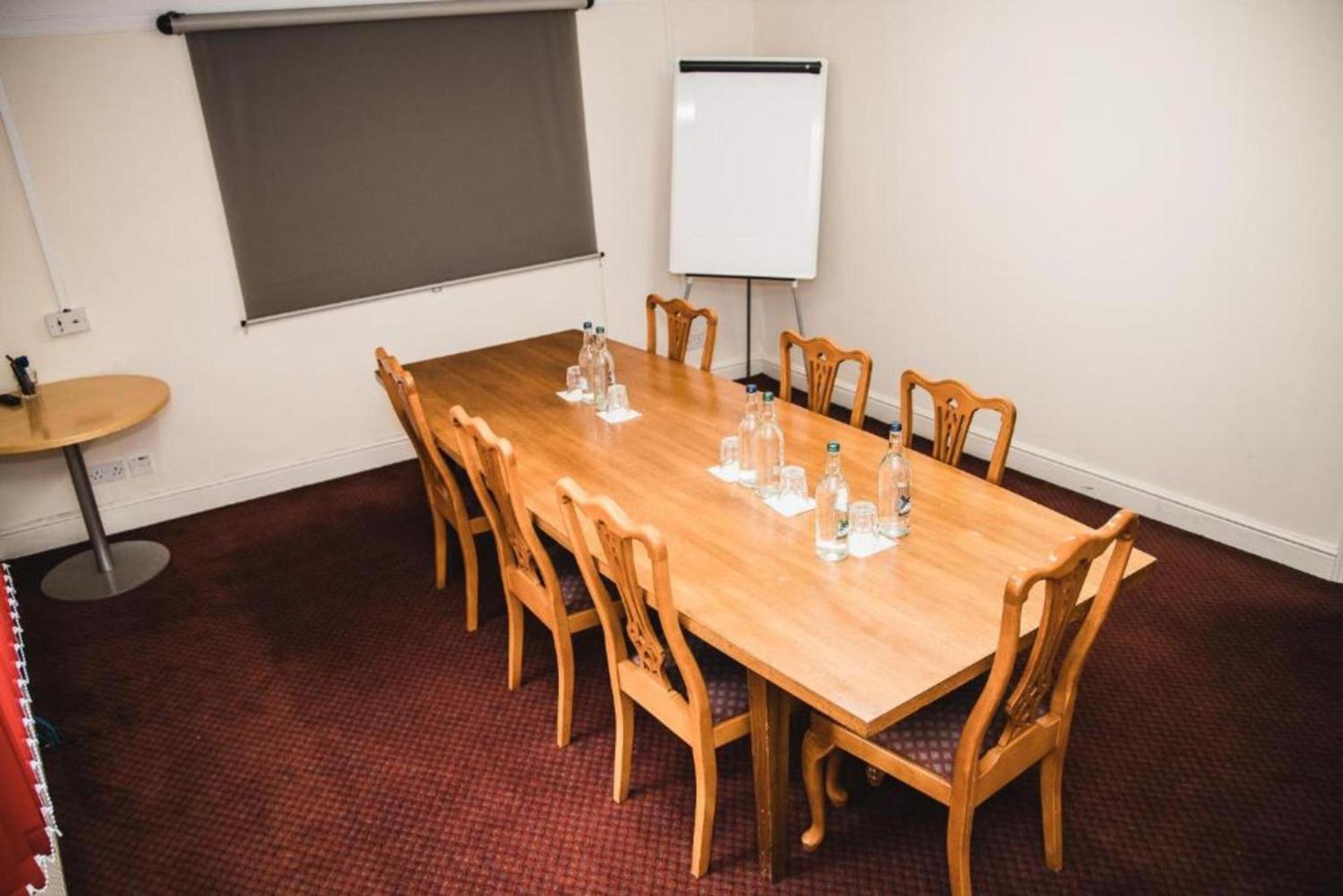 Oyo The Red Lion Hotel Лутон Екстер'єр фото