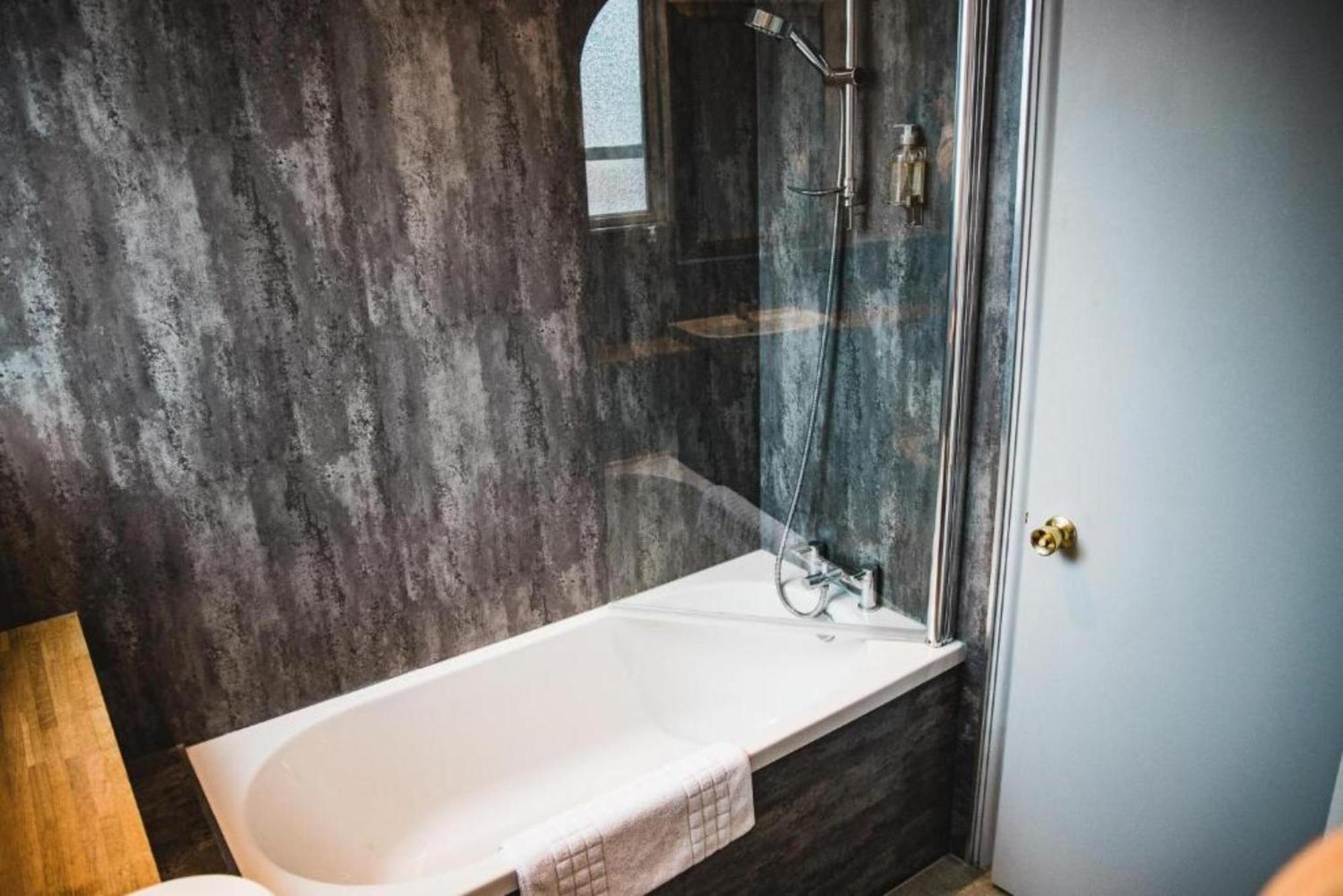 Oyo The Red Lion Hotel Лутон Екстер'єр фото