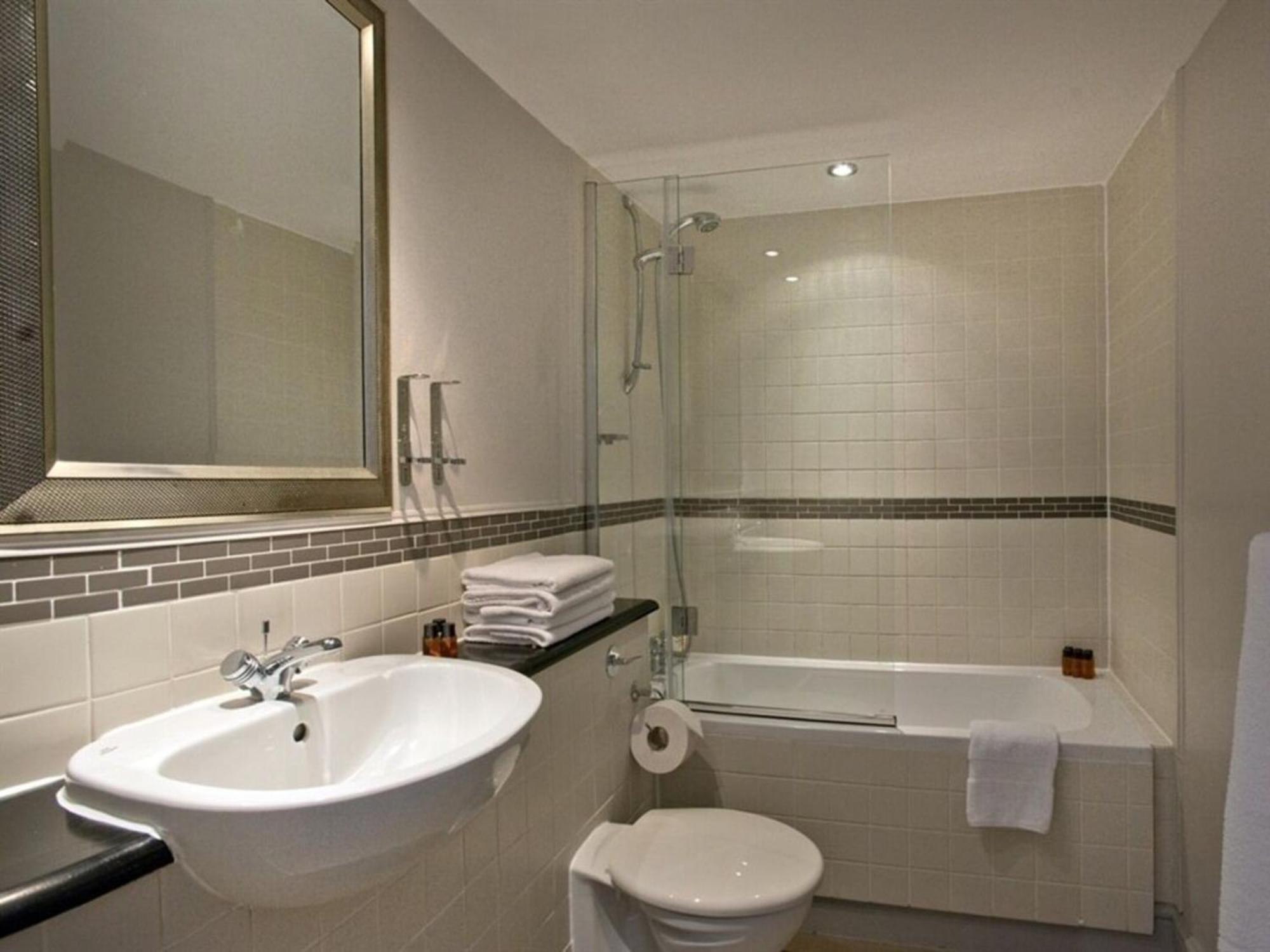 Oyo The Red Lion Hotel Лутон Екстер'єр фото