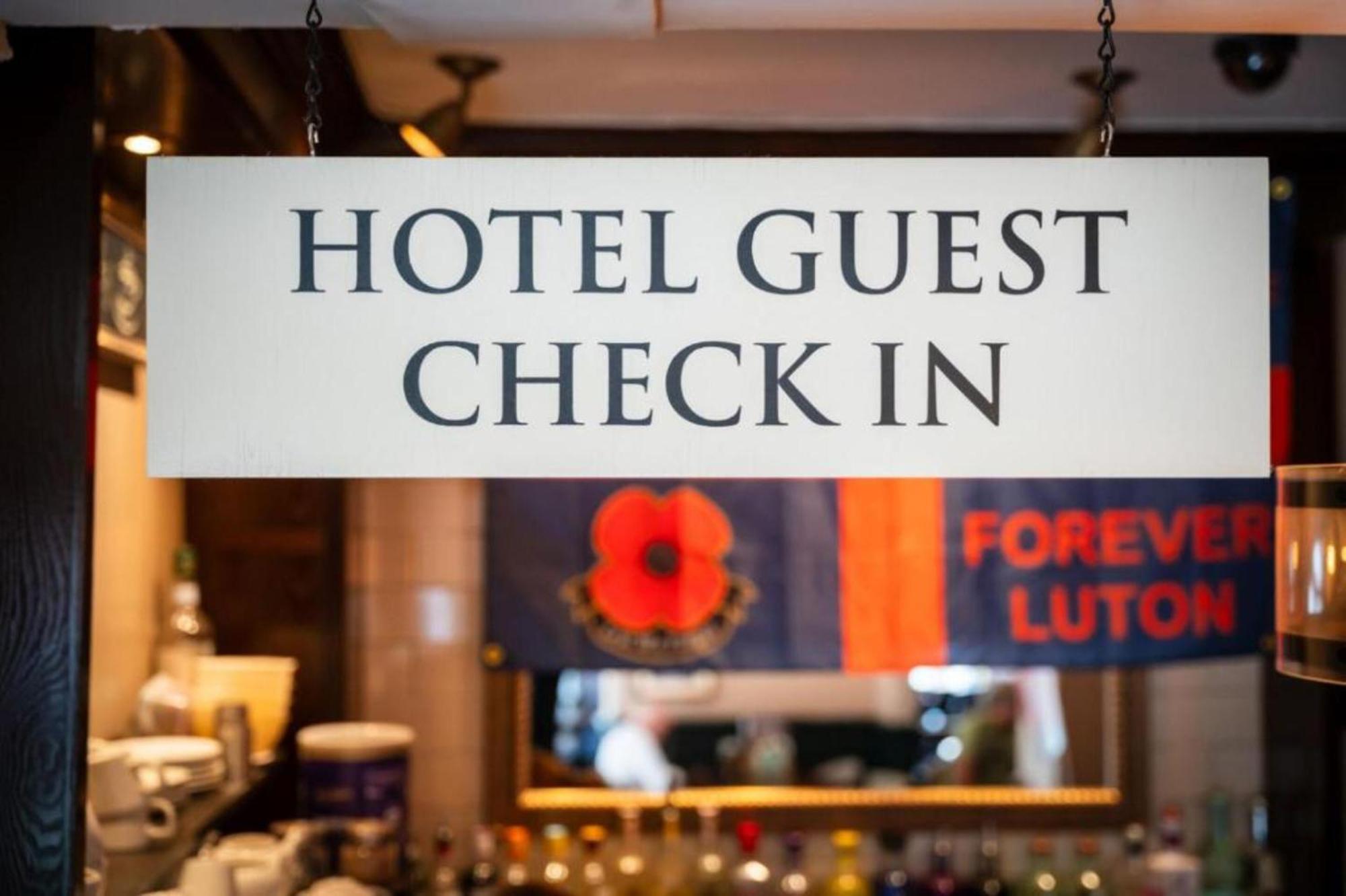 Oyo The Red Lion Hotel Лутон Екстер'єр фото