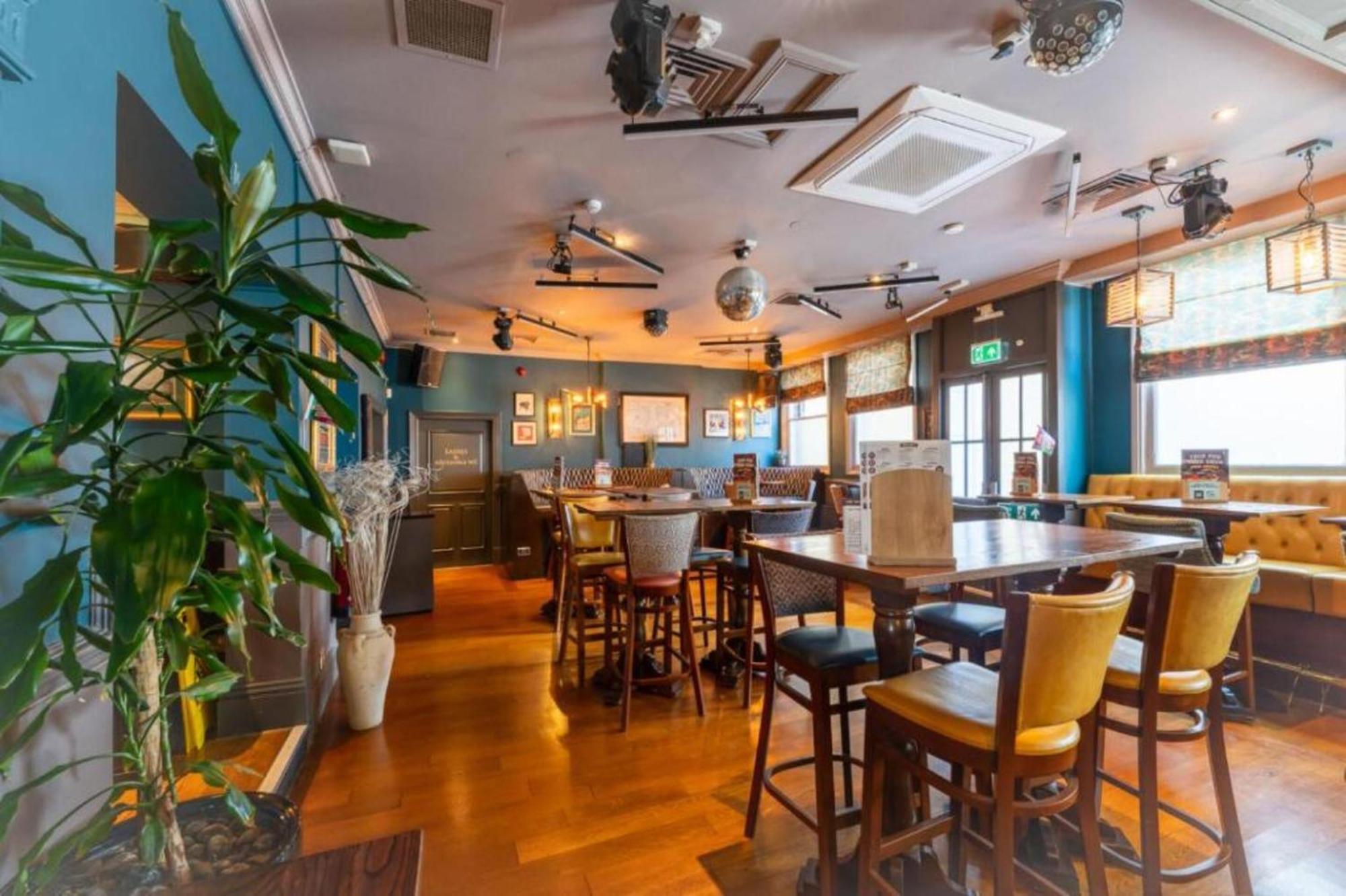 Oyo The Red Lion Hotel Лутон Екстер'єр фото