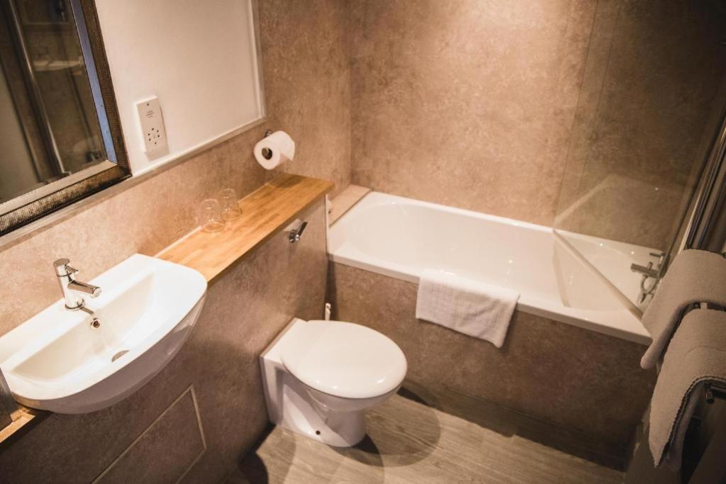 Oyo The Red Lion Hotel Лутон Екстер'єр фото