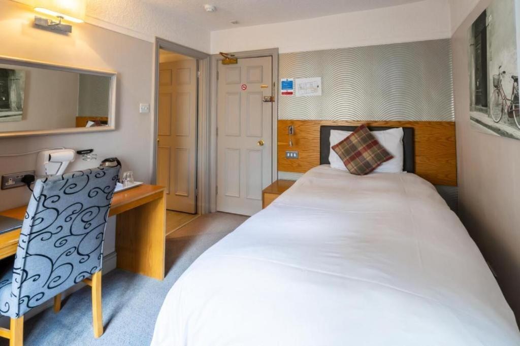 Oyo The Red Lion Hotel Лутон Екстер'єр фото