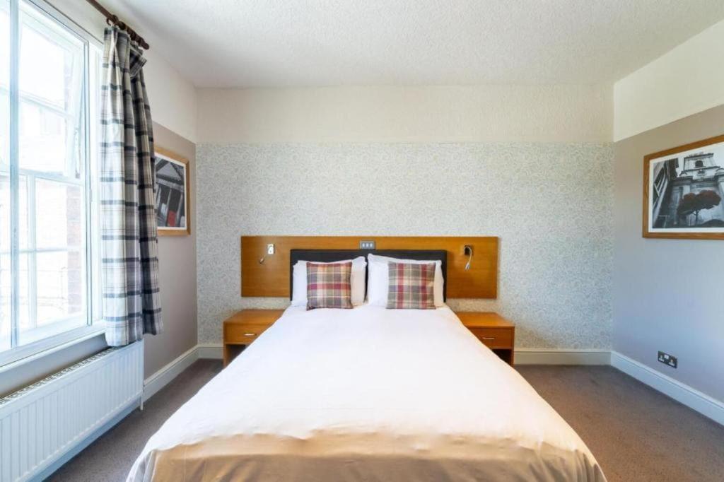 Oyo The Red Lion Hotel Лутон Екстер'єр фото