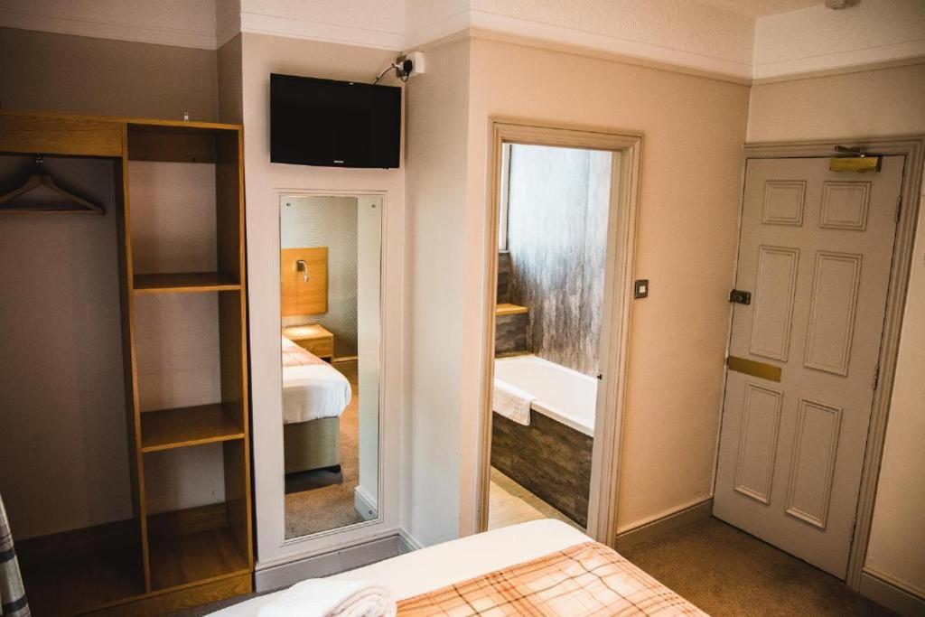 Oyo The Red Lion Hotel Лутон Екстер'єр фото